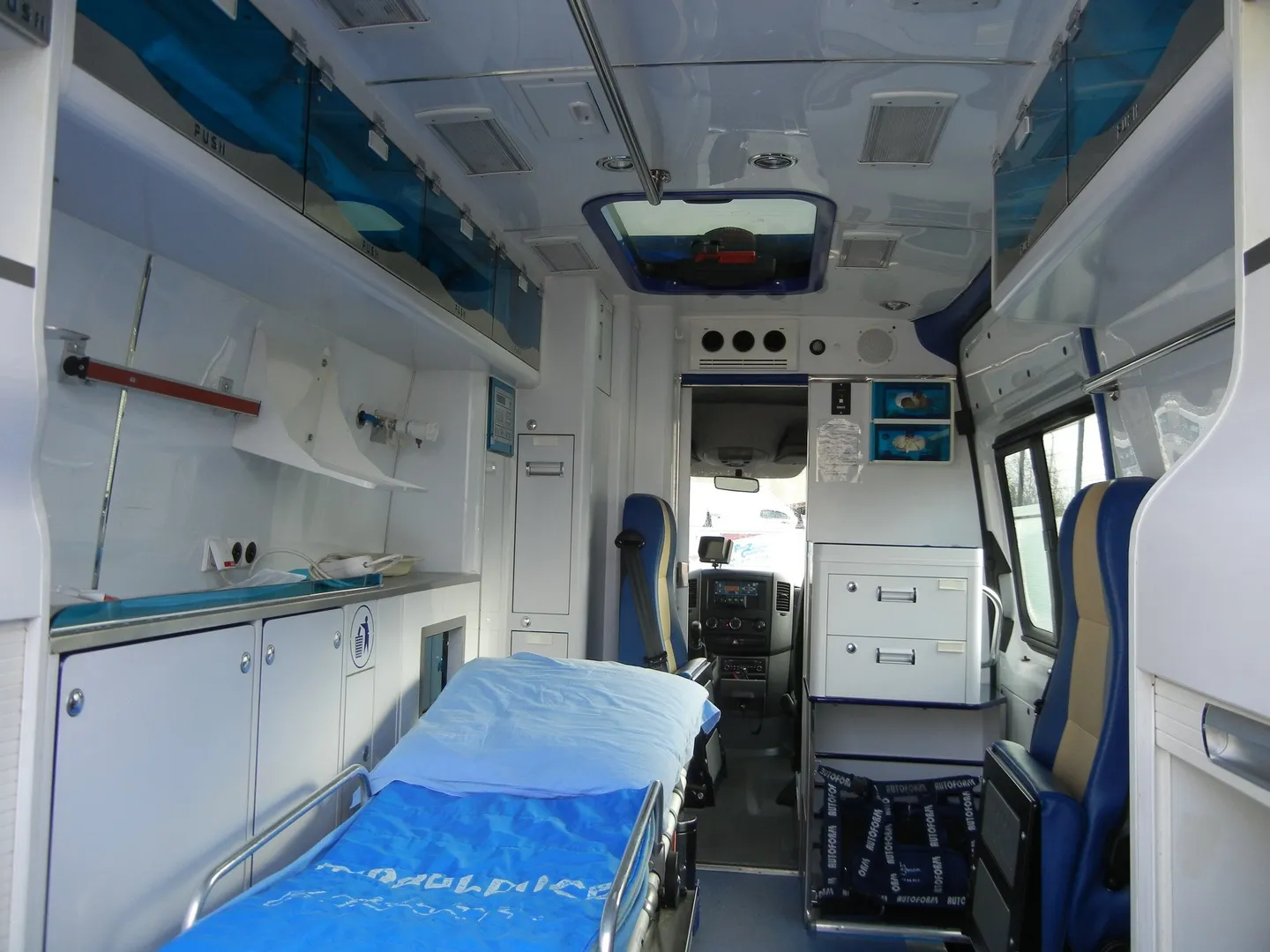 Brancard et matériel médical à bord d’une ambulance Ambulances Davin