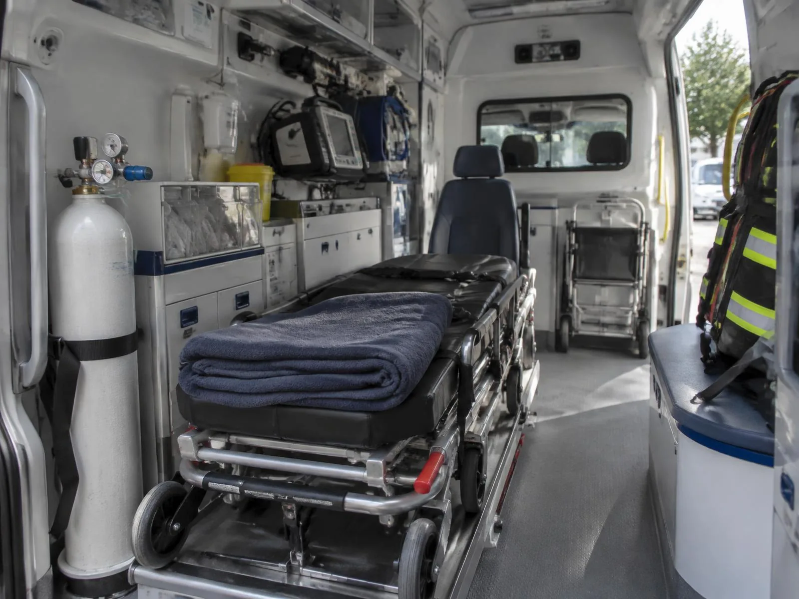 Intérieur médicalisé d’une ambulance : brancard, oxygène et rangements